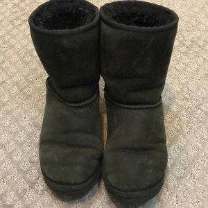 Black kid sized 6 ugg boots
